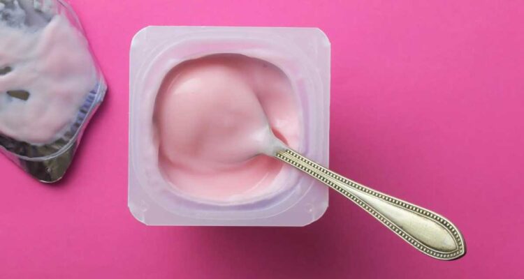 Lécher l’opercule du yaourt : pourquoi c’est déconseillé?