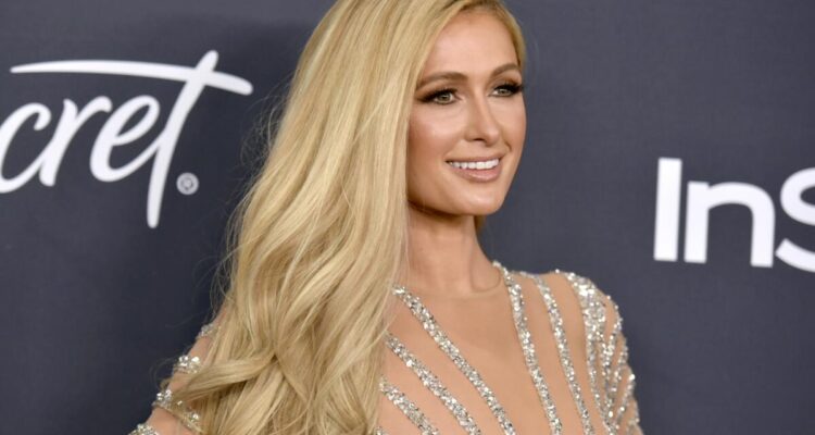 Paris Hilton met en vente ses pièces de mode iconiques sur Vestiaire Collective pour une noble cause   