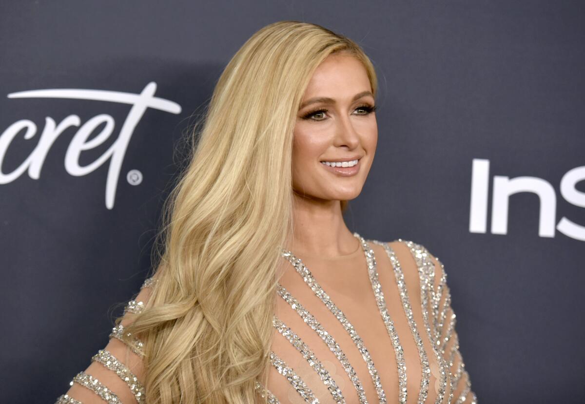 Paris Hilton met en vente ses pièces de mode iconiques sur Vestiaire Collective pour une noble cause   